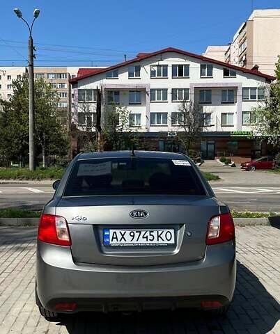 Серый Киа Рио, объемом двигателя 1.4 л и пробегом 152 тыс. км за 4500 $, фото 1 на Automoto.ua