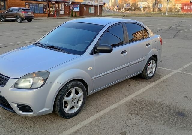 Серый Киа Рио, объемом двигателя 1.4 л и пробегом 301 тыс. км за 3700 $, фото 1 на Automoto.ua