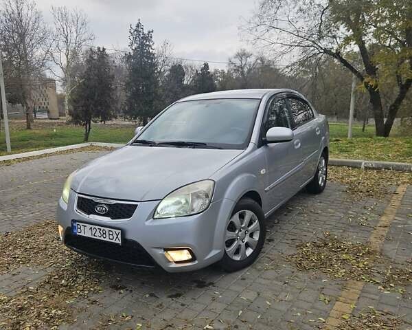 Сірий Кіа Ріо, об'ємом двигуна 1.34 л та пробігом 330 тис. км за 4200 $, фото 1 на Automoto.ua