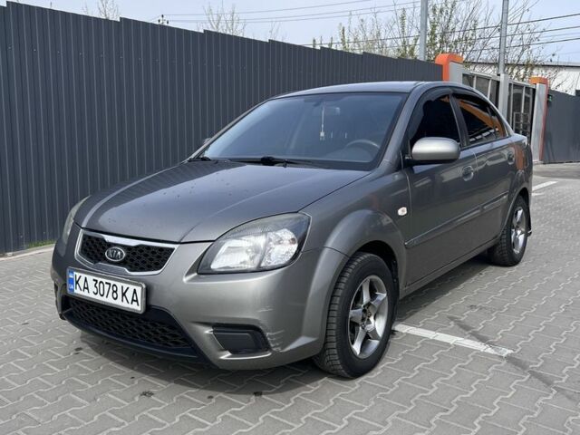 Серый Киа Рио, объемом двигателя 1.4 л и пробегом 250 тыс. км за 3750 $, фото 1 на Automoto.ua