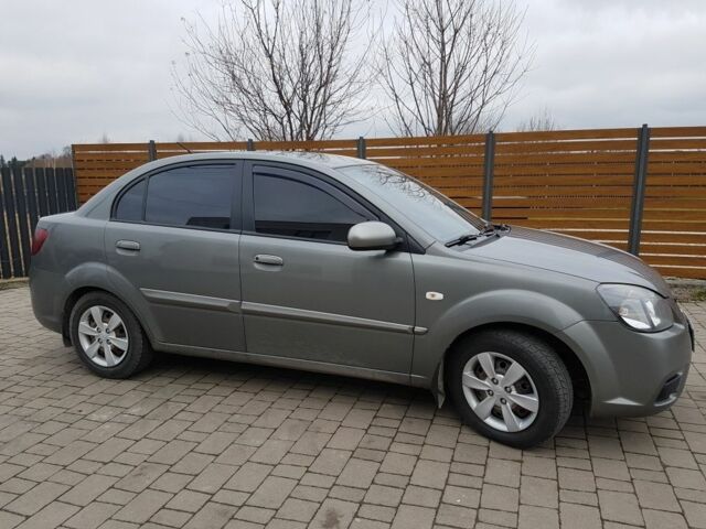 Сірий Кіа Ріо, об'ємом двигуна 0 л та пробігом 184 тис. км за 6373 $, фото 1 на Automoto.ua