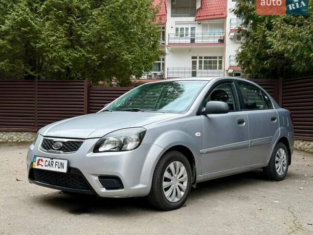 Серый Киа Рио, объемом двигателя 1.4 л и пробегом 89 тыс. км за 4200 $, фото 1 на Automoto.ua
