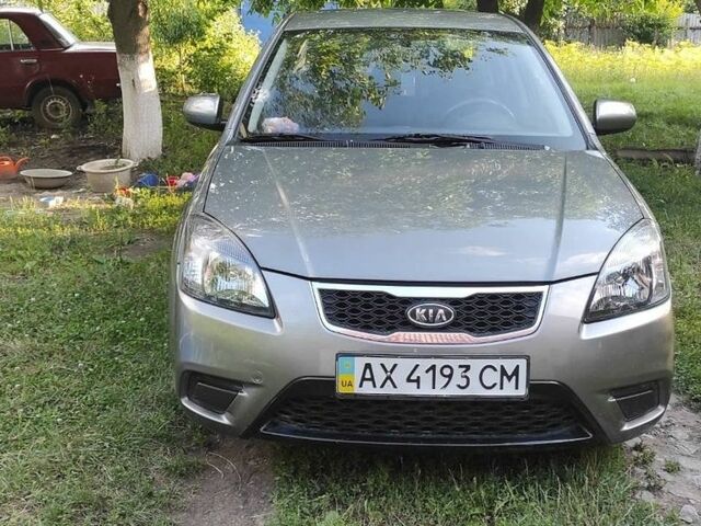Серый Киа Рио, объемом двигателя 1.4 л и пробегом 215 тыс. км за 5200 $, фото 1 на Automoto.ua
