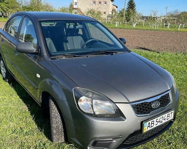 Серый Киа Рио, объемом двигателя 1.4 л и пробегом 208 тыс. км за 5400 $, фото 1 на Automoto.ua