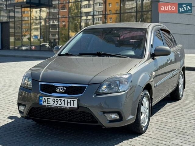 Серый Киа Рио, объемом двигателя 1.4 л и пробегом 135 тыс. км за 4999 $, фото 1 на Automoto.ua