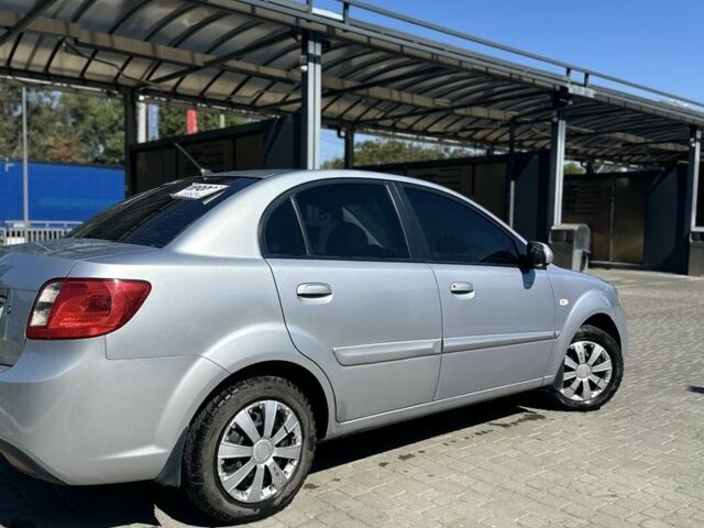 Серый Киа Рио, объемом двигателя 1.4 л и пробегом 180 тыс. км за 4211 $, фото 1 на Automoto.ua