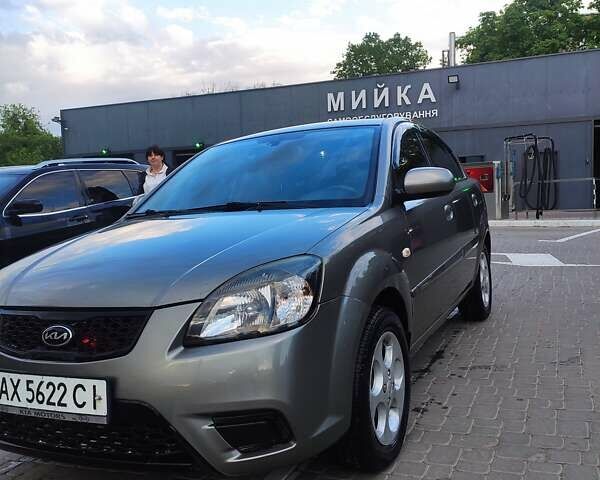 Серый Киа Рио, объемом двигателя 1.4 л и пробегом 226 тыс. км за 5200 $, фото 1 на Automoto.ua
