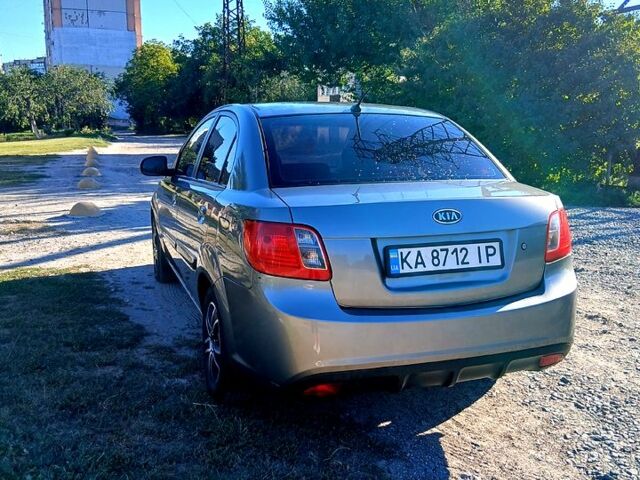 Серый Киа Рио, объемом двигателя 1.4 л и пробегом 235 тыс. км за 4000 $, фото 1 на Automoto.ua