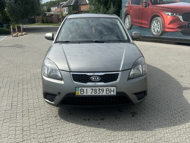 Сірий Кіа Ріо, об'ємом двигуна 1.4 л та пробігом 380 тис. км за 4510 $, фото 1 на Automoto.ua