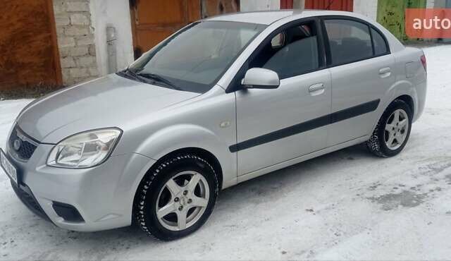 Сірий Кіа Ріо, об'ємом двигуна 1.4 л та пробігом 192 тис. км за 3900 $, фото 1 на Automoto.ua