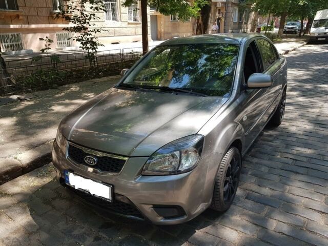 Сірий Кіа Ріо, об'ємом двигуна 1.4 л та пробігом 150 тис. км за 7700 $, фото 1 на Automoto.ua