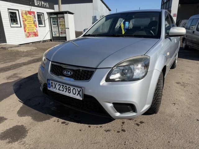 Сірий Кіа Ріо, об'ємом двигуна 1.4 л та пробігом 180 тис. км за 3800 $, фото 1 на Automoto.ua