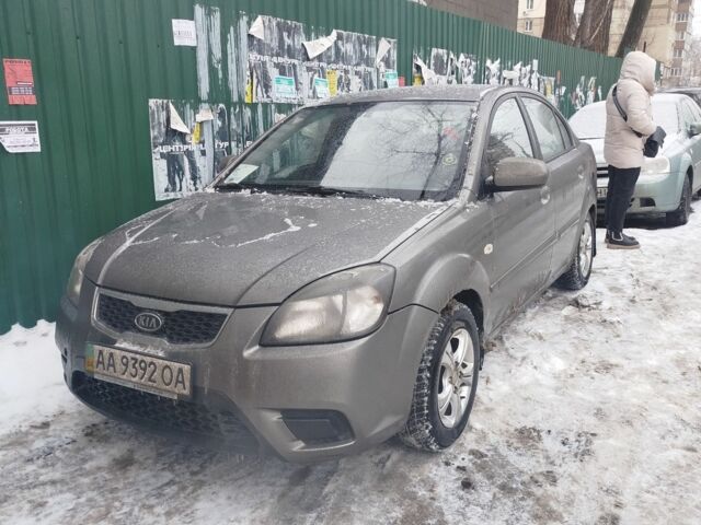 Сірий Кіа Ріо, об'ємом двигуна 1.4 л та пробігом 300 тис. км за 3500 $, фото 1 на Automoto.ua