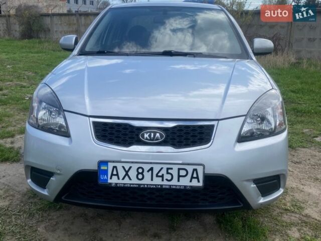 Сірий Кіа Ріо, об'ємом двигуна 1.4 л та пробігом 154 тис. км за 5300 $, фото 1 на Automoto.ua