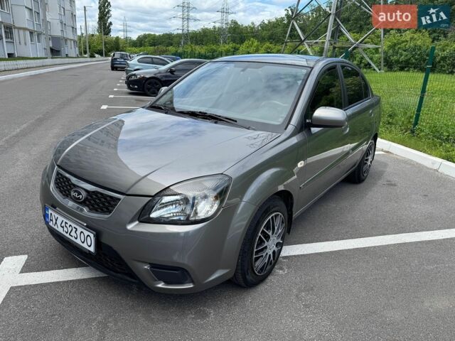 Серый Киа Рио, объемом двигателя 1.4 л и пробегом 195 тыс. км за 5250 $, фото 1 на Automoto.ua