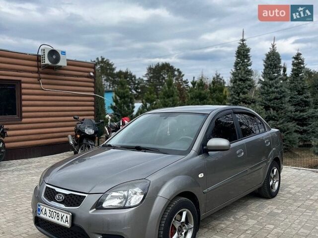 Сірий Кіа Ріо, об'ємом двигуна 1.4 л та пробігом 270 тис. км за 3750 $, фото 1 на Automoto.ua