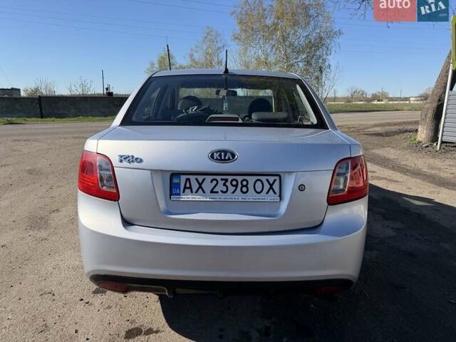 Сірий Кіа Ріо, об'ємом двигуна 1.4 л та пробігом 180 тис. км за 3800 $, фото 1 на Automoto.ua