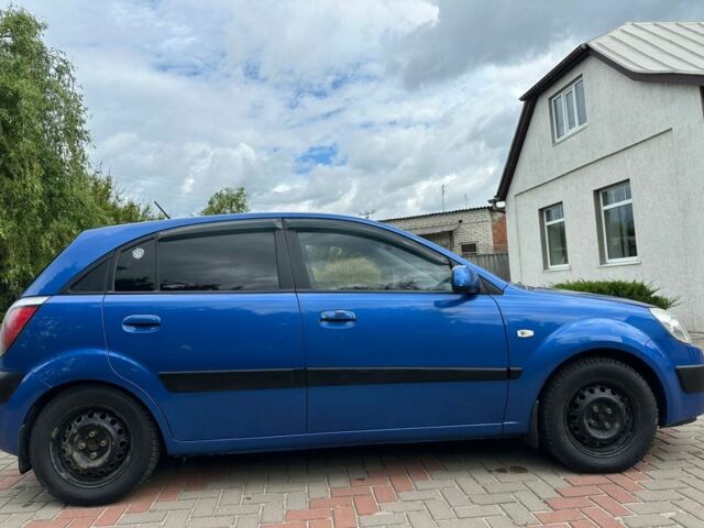 Синій Кіа Ріо, об'ємом двигуна 1.6 л та пробігом 215 тис. км за 5000 $, фото 1 на Automoto.ua