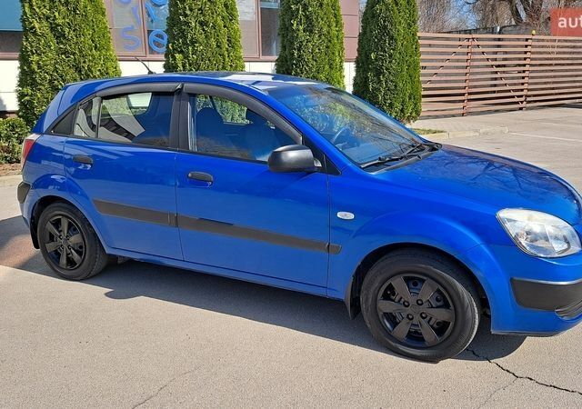 Синий Киа Рио, объемом двигателя 1.4 л и пробегом 155 тыс. км за 4700 $, фото 1 на Automoto.ua