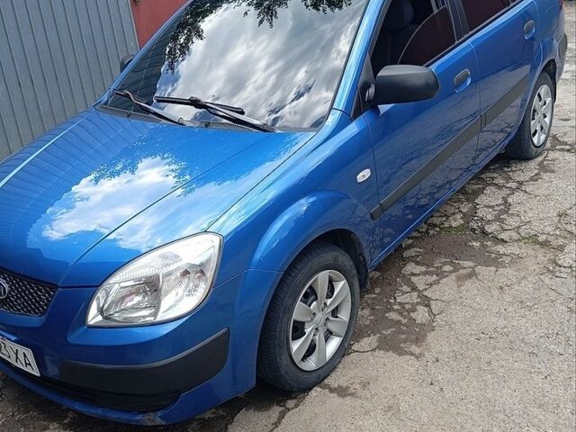 Синий Киа Рио, объемом двигателя 1.4 л и пробегом 180 тыс. км за 3800 $, фото 1 на Automoto.ua