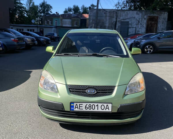 Зеленый Киа Рио, объемом двигателя 1.4 л и пробегом 137 тыс. км за 5600 $, фото 1 на Automoto.ua