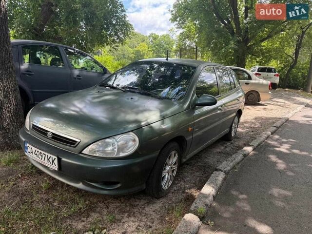Зелений Кіа Ріо, об'ємом двигуна 1.5 л та пробігом 100 тис. км за 1999 $, фото 1 на Automoto.ua