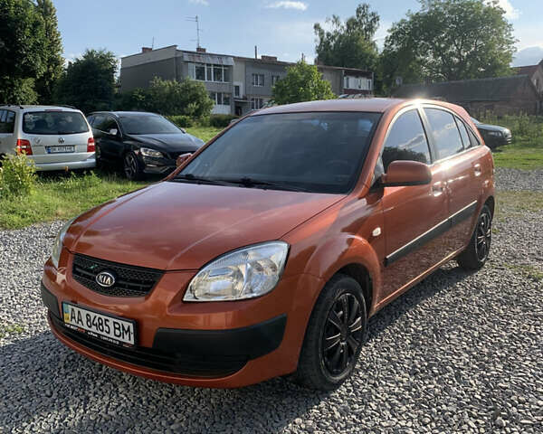 Помаранчевий Кіа Ріо, об'ємом двигуна 1.4 л та пробігом 185 тис. км за 4100 $, фото 1 на Automoto.ua