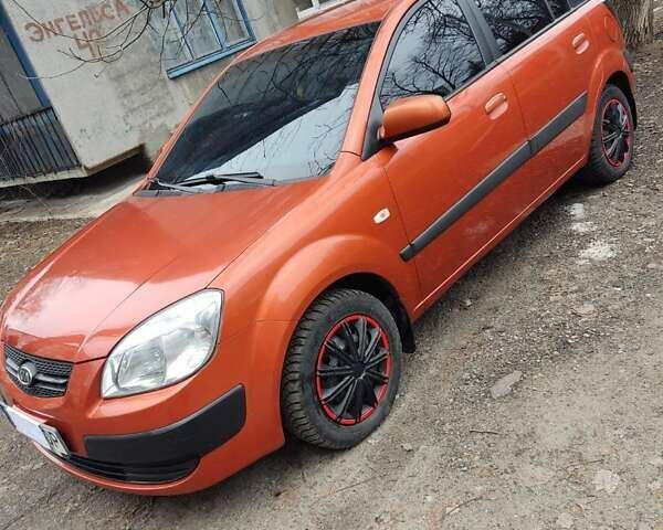 Оранжевый Киа Рио, объемом двигателя 1.4 л и пробегом 181 тыс. км за 5100 $, фото 1 на Automoto.ua