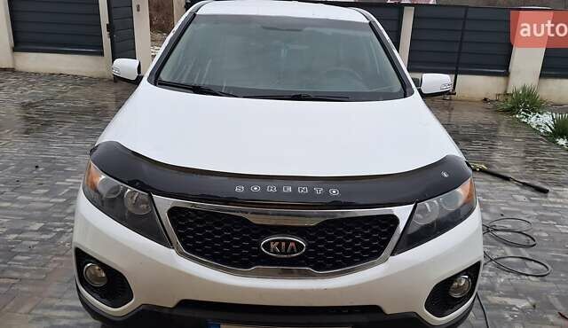 Белый Киа Соренто, объемом двигателя 2.36 л и пробегом 200 тыс. км за 13000 $, фото 1 на Automoto.ua