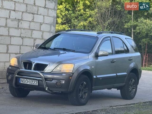 Серый Киа Соренто, объемом двигателя 2.5 л и пробегом 250 тыс. км за 3999 $, фото 1 на Automoto.ua