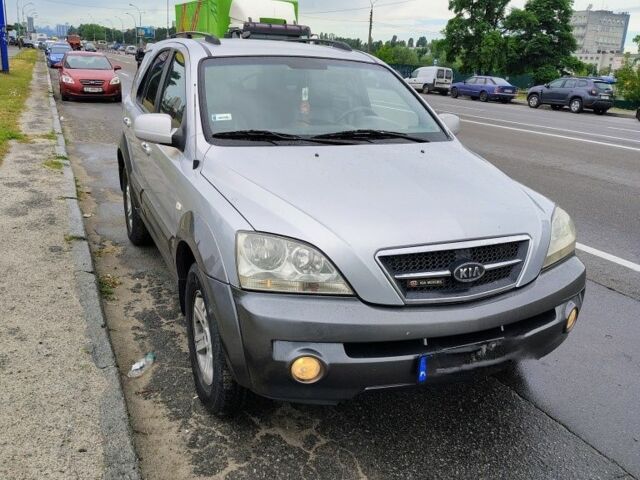 Серый Киа Соренто, объемом двигателя 2.5 л и пробегом 300 тыс. км за 4500 $, фото 1 на Automoto.ua