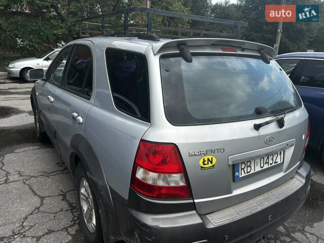 Серый Киа Соренто, объемом двигателя 2.5 л и пробегом 300 тыс. км за 6000 $, фото 1 на Automoto.ua