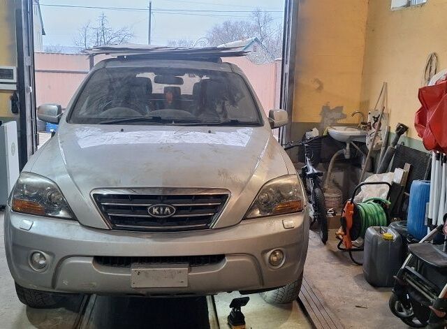 Серый Киа Соренто, объемом двигателя 0 л и пробегом 200 тыс. км за 1000 $, фото 1 на Automoto.ua