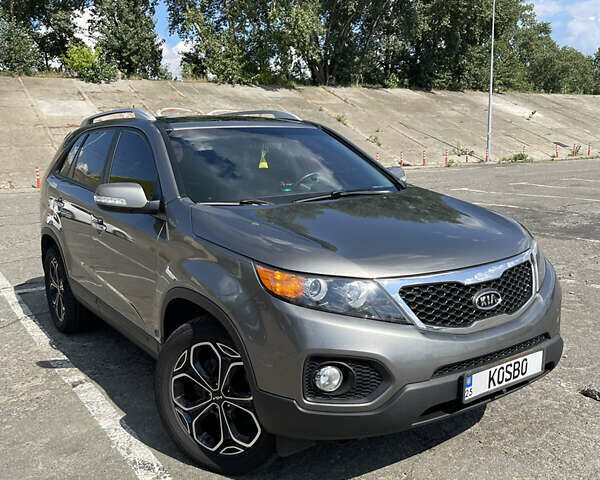 Серый Киа Соренто, объемом двигателя 2 л и пробегом 200 тыс. км за 13500 $, фото 1 на Automoto.ua