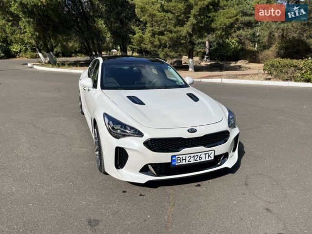 Белый Киа Stinger, объемом двигателя 2 л и пробегом 78 тыс. км за 22300 $, фото 1 на Automoto.ua
