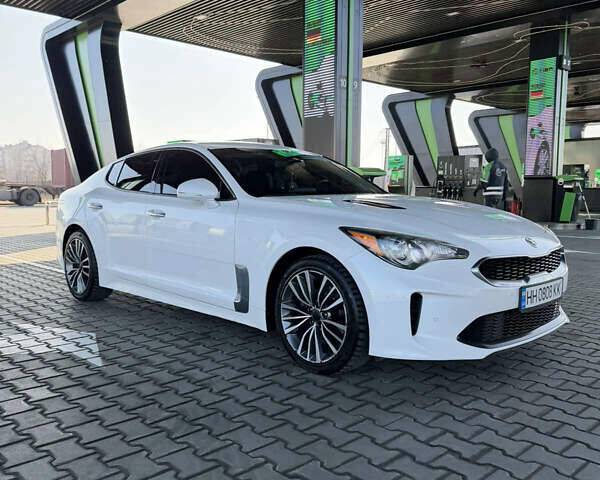 Белый Киа Stinger, объемом двигателя 2 л и пробегом 99 тыс. км за 17000 $, фото 1 на Automoto.ua