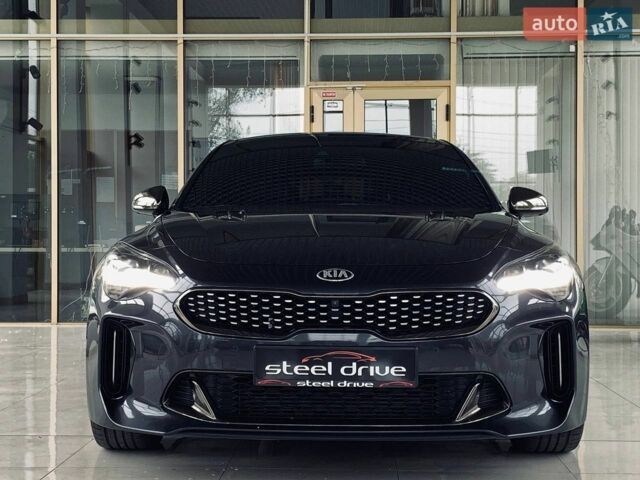 Серый Киа Stinger, объемом двигателя 2 л и пробегом 103 тыс. км за 19999 $, фото 1 на Automoto.ua