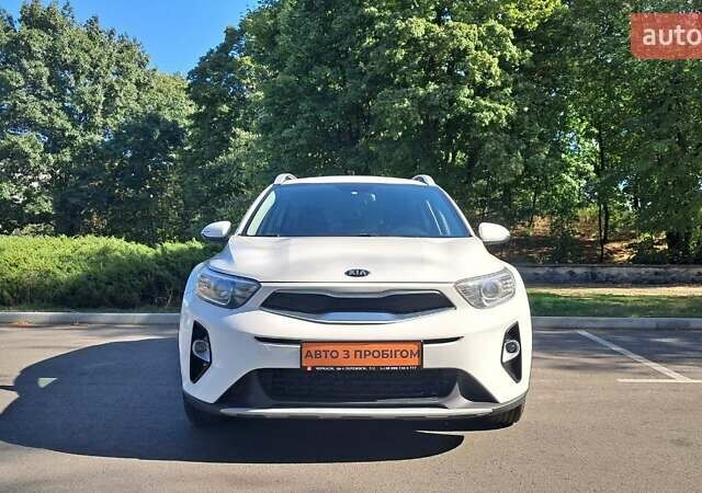Білий Кіа Stonic, об'ємом двигуна 1.37 л та пробігом 137 тис. км за 13000 $, фото 1 на Automoto.ua