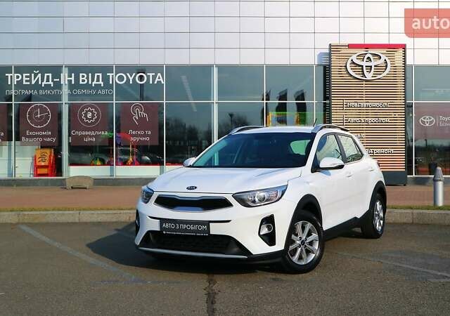 Белый Киа Stonic, объемом двигателя 1.37 л и пробегом 58 тыс. км за 14481 $, фото 1 на Automoto.ua
