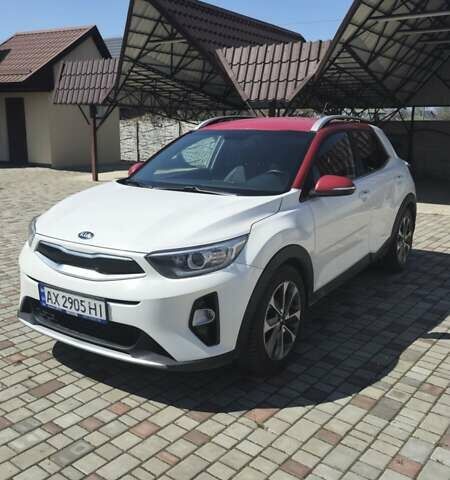 Белый Киа Stonic, объемом двигателя 1.4 л и пробегом 77 тыс. км за 14400 $, фото 1 на Automoto.ua