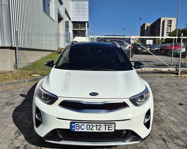 Білий Кіа Stonic, об'ємом двигуна 1.37 л та пробігом 68 тис. км за 16000 $, фото 1 на Automoto.ua
