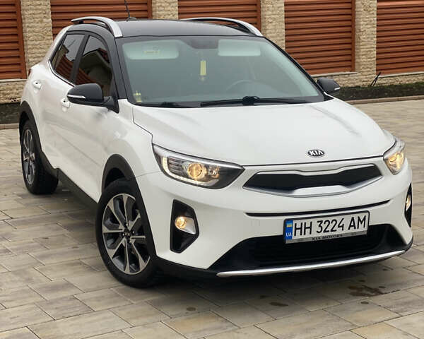 Белый Киа Stonic, объемом двигателя 1 л и пробегом 56 тыс. км за 16500 $, фото 1 на Automoto.ua