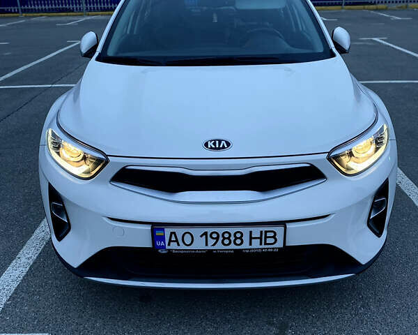 Белый Киа Stonic, объемом двигателя 1.37 л и пробегом 26 тыс. км за 17300 $, фото 1 на Automoto.ua