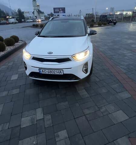 Белый Киа Stonic, объемом двигателя 1.37 л и пробегом 60 тыс. км за 17000 $, фото 1 на Automoto.ua