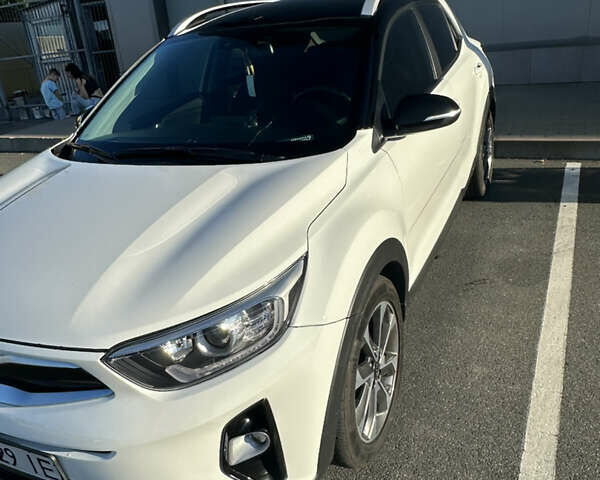 Белый Киа Stonic, объемом двигателя 1.37 л и пробегом 50 тыс. км за 17800 $, фото 1 на Automoto.ua