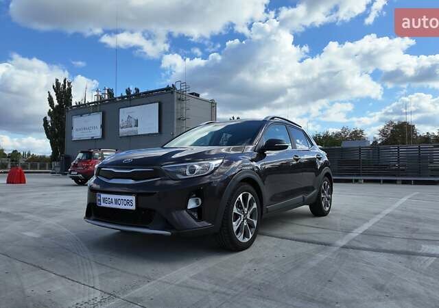 Коричневый Киа Stonic, объемом двигателя 1.37 л и пробегом 190 тыс. км за 14990 $, фото 1 на Automoto.ua