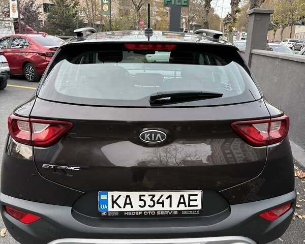 Коричневый Киа Stonic, объемом двигателя 1.37 л и пробегом 80 тыс. км за 16000 $, фото 1 на Automoto.ua