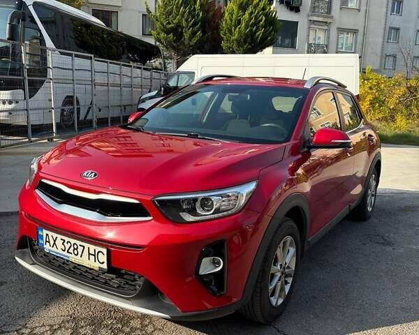 Красный Киа Stonic, объемом двигателя 1.37 л и пробегом 43 тыс. км за 14500 $, фото 1 на Automoto.ua