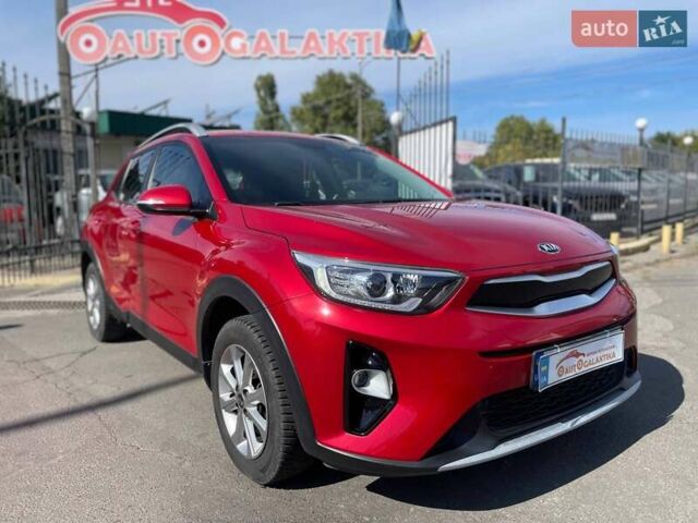 Красный Киа Stonic, объемом двигателя 1.37 л и пробегом 18 тыс. км за 18699 $, фото 1 на Automoto.ua