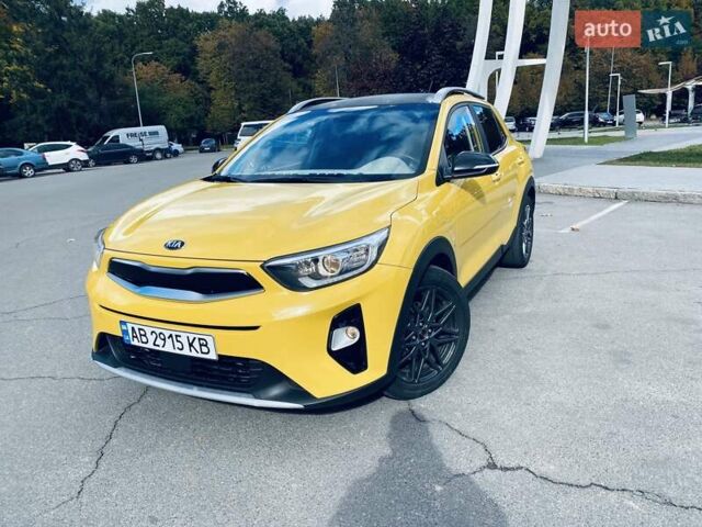 Желтый Киа Stonic, объемом двигателя 1.58 л и пробегом 99 тыс. км за 15900 $, фото 1 на Automoto.ua